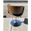 Image 2 : Mid Century Style Plywood Butterfly Barstool