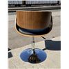 Image 4 : Mid Century Style Plywood Butterfly Barstool