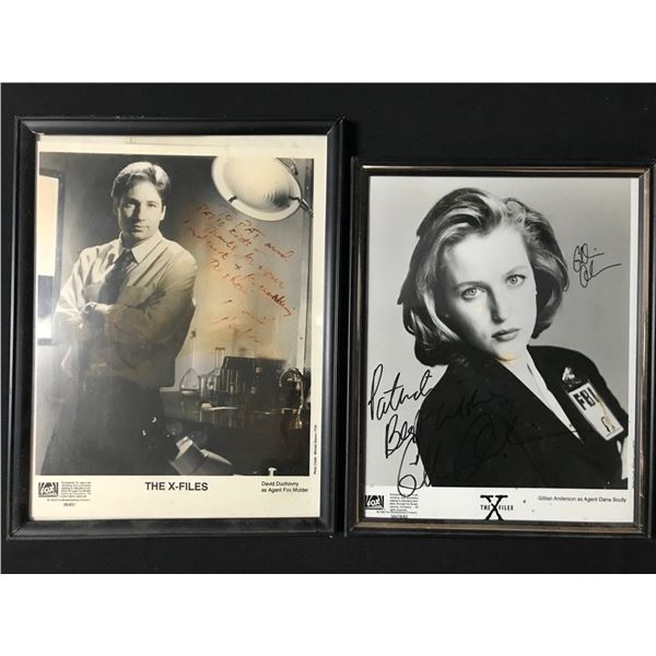 LOT OF 2 SIGNED X-FILES PICTURES - 1 OF GILLIAN ANDERSON & 1 DAVID DUCHOVNY