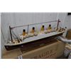 Image 2 : RMS Titanic  27.5"  Cruise Ship Model