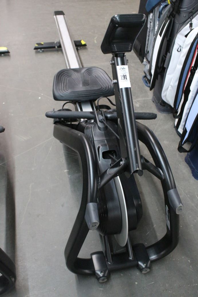 Matrix Back Rowing Machine Matrix Rowing Machine w/Digital R/O