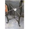 Image 1 : Cast Stand
