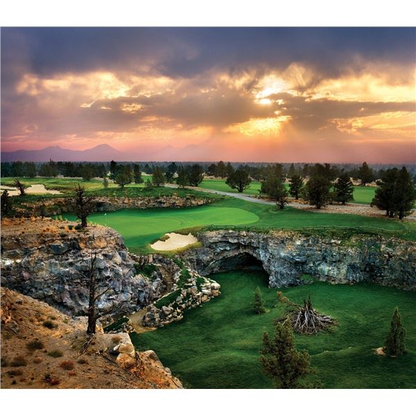 4 Days 3 nights stay at Pronghorn golf club residence in Bend Oregon for 8 people