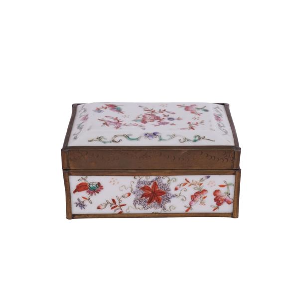 Chinese Export Porcelain Lidded Box