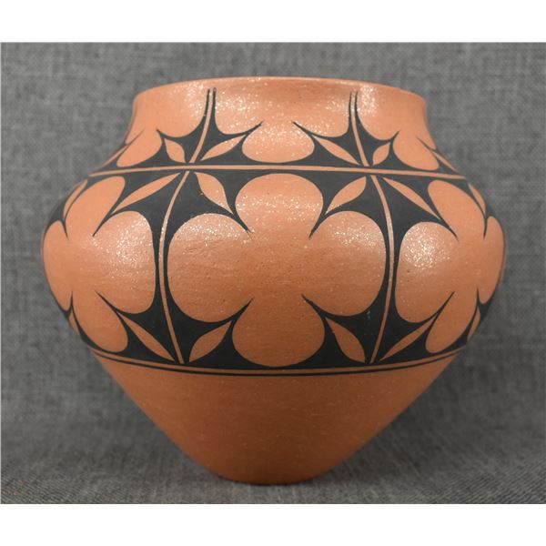 SANTO DOMINGO POTTERY OLLA  (MARK WAYNE GARCIA)