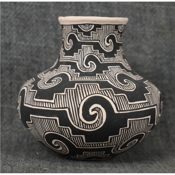 ACOMA POTTERY VASE (L VALLO)