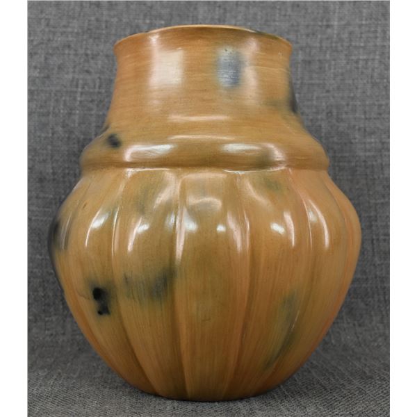 NAVAJO POTTERY VASE (SUE WILLIAMS)