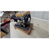 Image 5 : Singer Model 99 Portable Electric Sewing Machine with Case