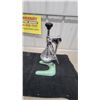 Image 2 : Vintage Manual Citrus Juicer Press with Jadeite Green Base and Chrome Body