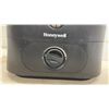 Image 6 : 3 Humidifiers: PureGuardian Tower, Honeywell White, and Honeywell Black