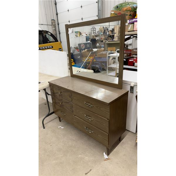 6 Drawer Dresser w/Mirror 46 x 16 x 31"