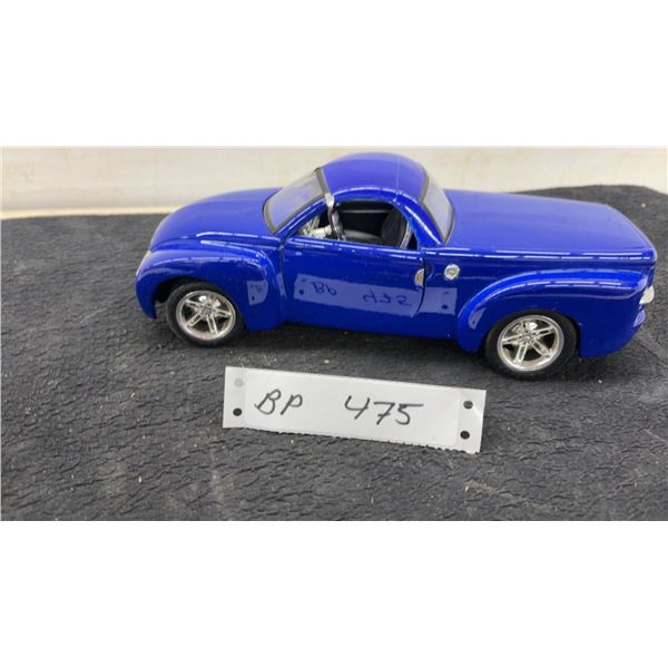 Maisto 2000 Chevrolet SSR 1:18 Scale Die-Cast Model Car in Blue