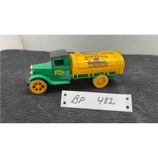 1931 Hawkeye Buffalo Oil Prairie Oil Company Die-Cast Tanker Truck Bank