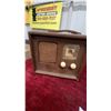 Image 2 : Trav-Ler Portable Tube Radio and United Fireplace Mantel Clock