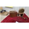 Image 7 : Trav-Ler Portable Tube Radio and United Fireplace Mantel Clock