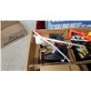 Image 4 : Eldon Power Pack 8 1/32 Scale Road Race Set with Two Slot Cars and Accessories