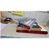 Image 8 : Eldon Power Pack 8 1/32 Scale Road Race Set with Two Slot Cars and Accessories
