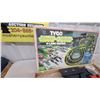 Image 4 : Tyco Nite-Glow 4-Lane Racing Slot Car Set with Track, Controllers, Cars, and More