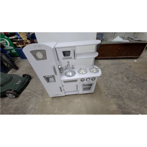 KidKraft White Retro Play Kitchen with Refrigerator, Oven, Sink, and Stovetop 33 x 12 x 32"