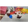 Image 4 : Fisher-Price Little People School Bus with Box, Miniature Dollhouse Furniture, and More