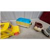 Image 6 : Fisher-Price Little People School Bus with Box, Miniature Dollhouse Furniture, and More