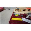 Image 6 : Hot Wheels Service Center Playset with '48 Ford Coupe Model Kit, Die-Cast Cars, and More