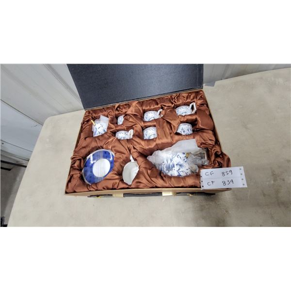 Ingri Porcelain Tea Set with Blue Floral Pattern in Presentation Box