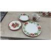 Image 11 : 34 Piecea, Kaf Holiday Stoneware Christmas Poinsettia Dinnerware Set with Mugs and Serving Pieces