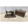 Image 1 : Singer Portable Sewing Machine with Case