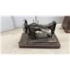 Image 7 : Singer Portable Sewing Machine with Case