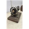 Image 8 : Singer Portable Sewing Machine with Case