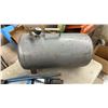 Image 4 : Hydraulic Trolley Jack 3000 Lb Capacity and Portable Air Tank 100 PSI Maximum