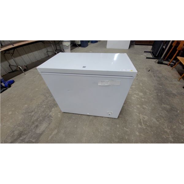 Kenmore Chest Freezer with Wire Storage Basket 32 x 37 x 20"