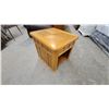 Image 4 : Oak End Table with Lower Shelf and Drawer 24 x 22.6 x 22.6"