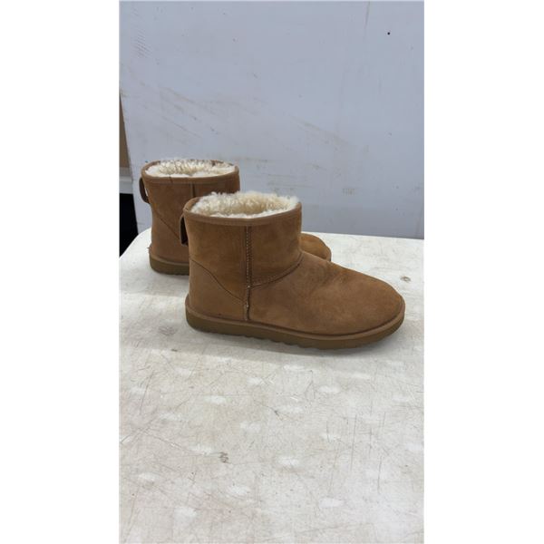 UGG Classic Mini Chestnut Boots Mens Size 10 or Women's Size 11.5, Barely Worn