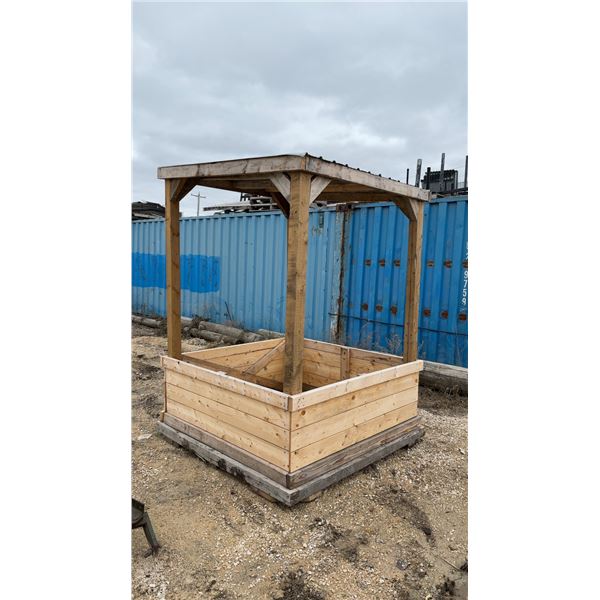 Wood Shelter 66 x 66 x 91