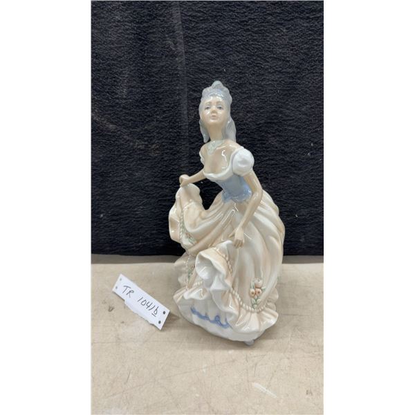 Tengra Hand Made in Spain Valencia Porcelain Lady Figurine 11 1/4" Tall