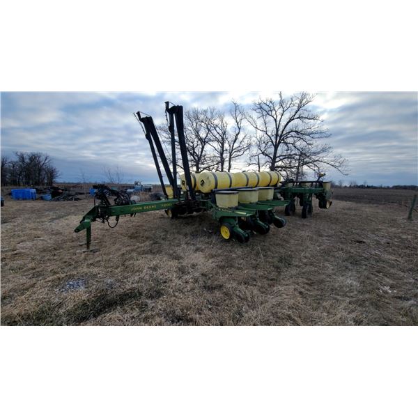 John Deere 7200 MaxEmerge 12 Row Crop Planter with Fertilizer Hoppers 3pth, 30" Spacing