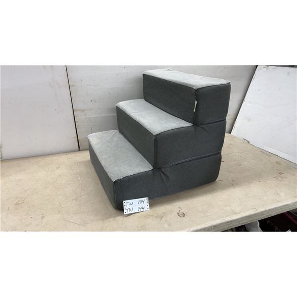 Zinus Three-Step Pet Stairs in Gray 21 x 18 x 19