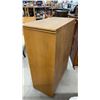 Image 6 : Oak Gentleman's Chest with Cabinet and Brass Drawer Pulls 20 x 39 x 53