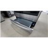 Image 7 : Whirlpool Stainless Steel Slide-In Electric Range with Glass Cooktop