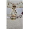 Image 2 : Pair of Chinese-Style Ceramic Table Lamps with Floral Motif and Cream Fabric Shades