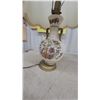 Image 3 : Pair of Chinese-Style Ceramic Table Lamps with Floral Motif and Cream Fabric Shades