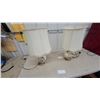 Image 4 : Pair of Chinese-Style Ceramic Table Lamps with Floral Motif and Cream Fabric Shades