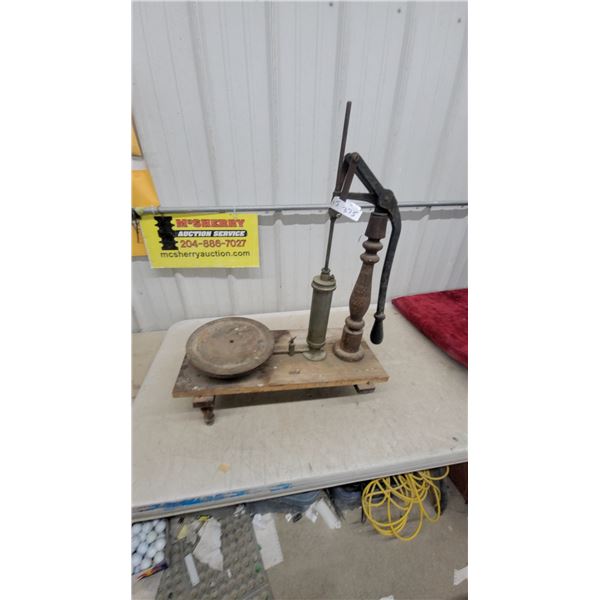 Antique Hand-Operated ????Water Pump????