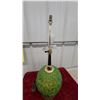 Image 3 : Mid-Century Modern Spaghetti Spun Resin Table Lamp with Walnut Base and Brass Accents