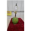 Image 4 : Mid-Century Modern Spaghetti Spun Resin Table Lamp with Walnut Base and Brass Accents