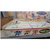 Image 6 : NHL Power Play Electric Hockey Game No. 540 by Eagle Toys with Original Box and Players