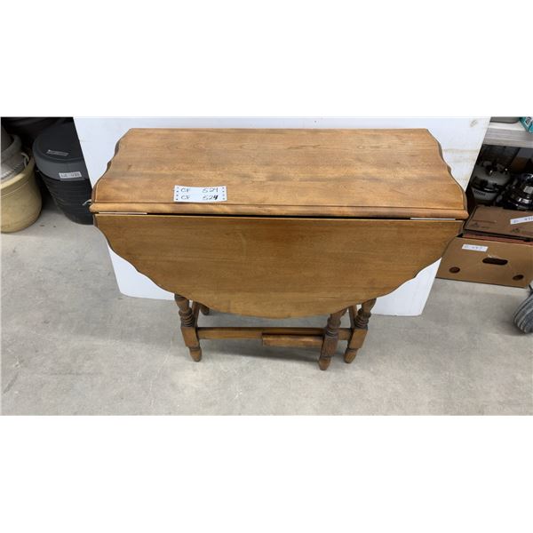 Vintage Oak Gate-Leg Drop-Leaf Table with Scalloped Edge and Turned Legs 32 x 14 x 30