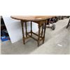 Image 4 : Vintage Oak Gate-Leg Drop-Leaf Table with Scalloped Edge and Turned Legs 32 x 14 x 30
